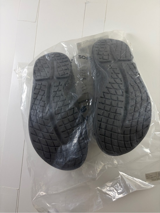 OOFOS Shoes - OOFOS Grey Slide Sandals - women’s size 6